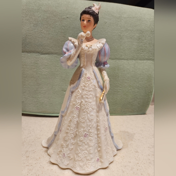 Lenox Ivory Evening at the Opera - Picture 1 of 4